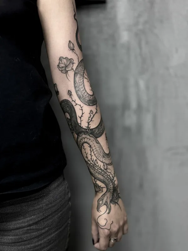 black and grey blackwork tatouage sur full sleeve #91609 | Artiste tatoueur Мария / serene.sirin 