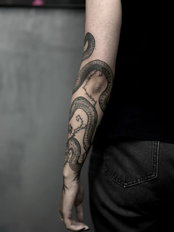 black and grey blackwork tatouage sur forearm #91610 | Artiste tatoueur Мария / serene.sirin 