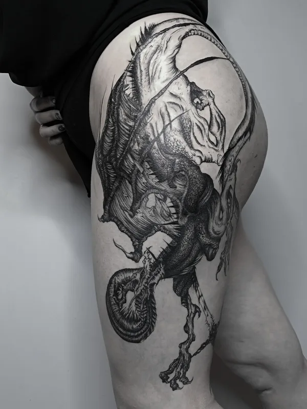 female black graphic Tatuaggio su thigh #101091 | Tatuatore Polina Inquizitsiya