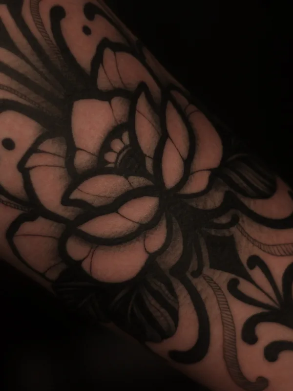 female black blackwork Tatuaggio su forearm #91529 | Tatuatore Alexander Rebel
