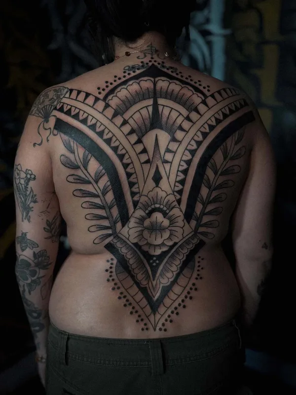 female black blackwork 纹身 在 full back #96813 | 纹身师 Avnas Amy