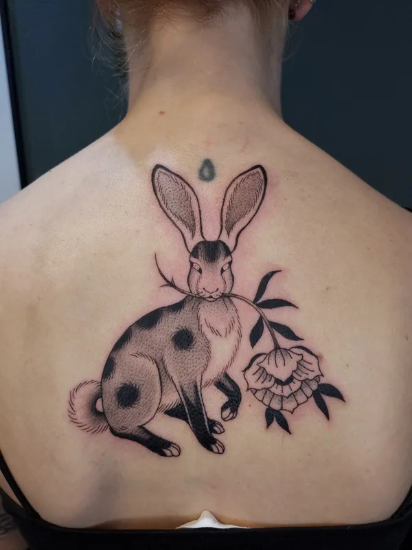 female black and grey blackwork 纹身 在 upper back #92052 | 纹身师 Aivis Kleinhofs Prusis