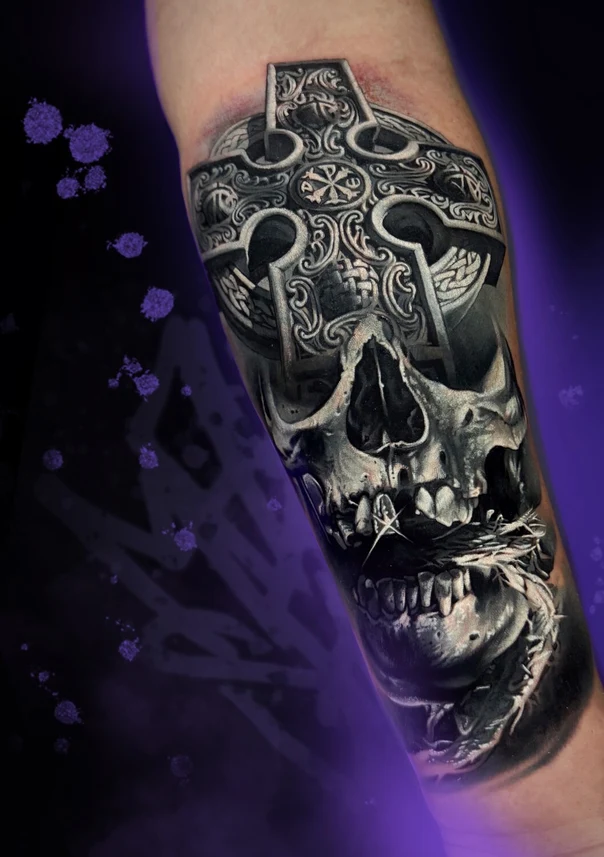 Чёрно-серая Skull, Cross tattoo на Предплечье