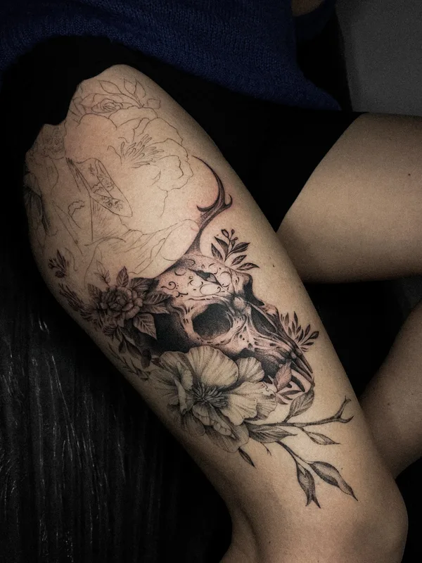 black and grey blackwork татуировка на thigh #93215 | Тату мастер VALENTINA TISHE