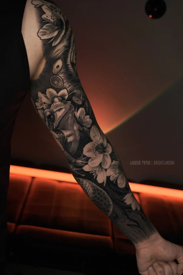 Чёрно-серая Frog, Flowers tattoo на Полный рукав