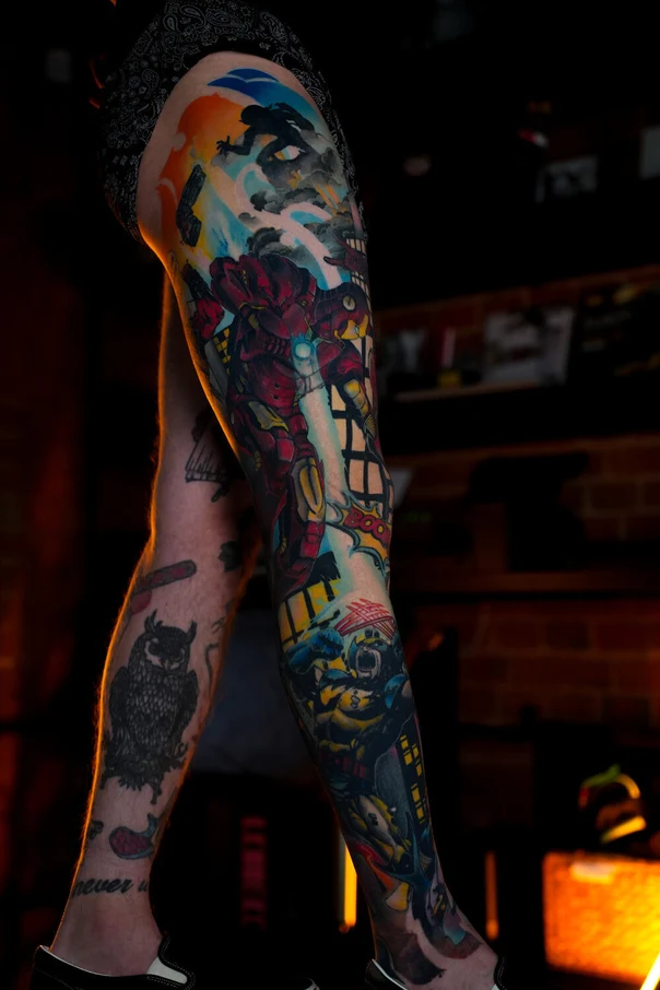 Нью-скул Superhero, Robot tattoo на Нога целиком