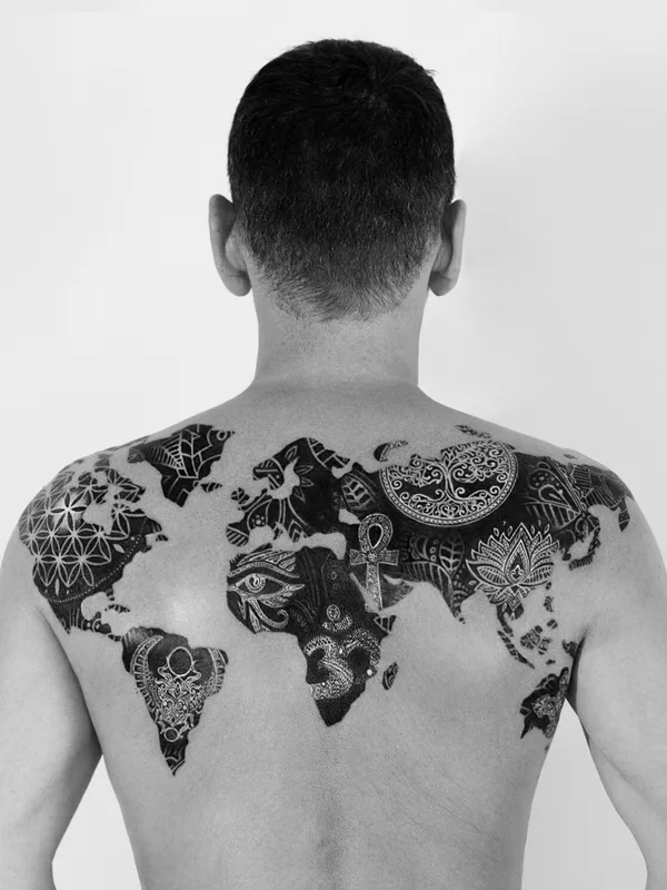 male black blackwork tattoo auf back #96764 | Tätowierer Delphine CENCIG