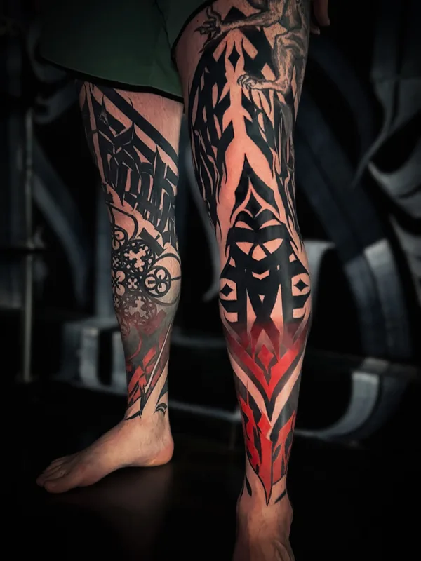 male color lettering tatuaje en leg #96698 | Tatuador Антон Лебедев