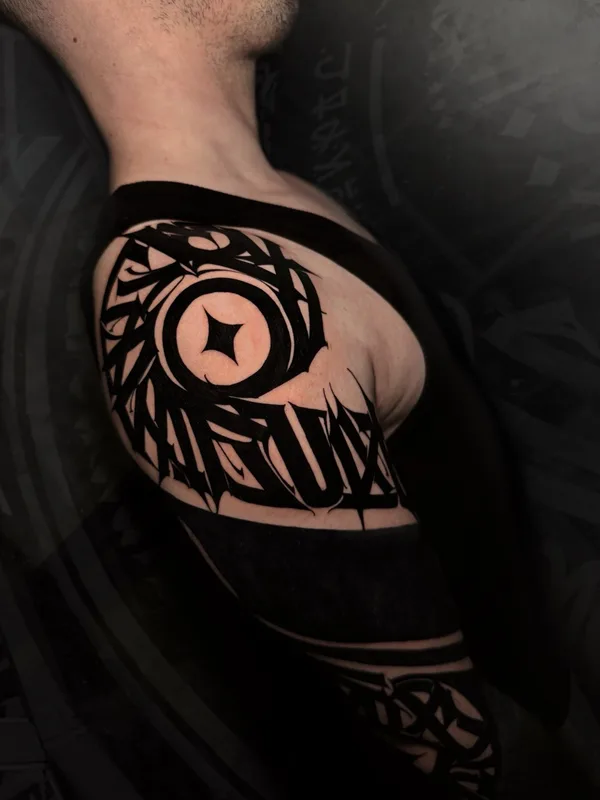 male black calligraphy 纹身 在 shoulder #91365 | 纹身师 Mayya Gri