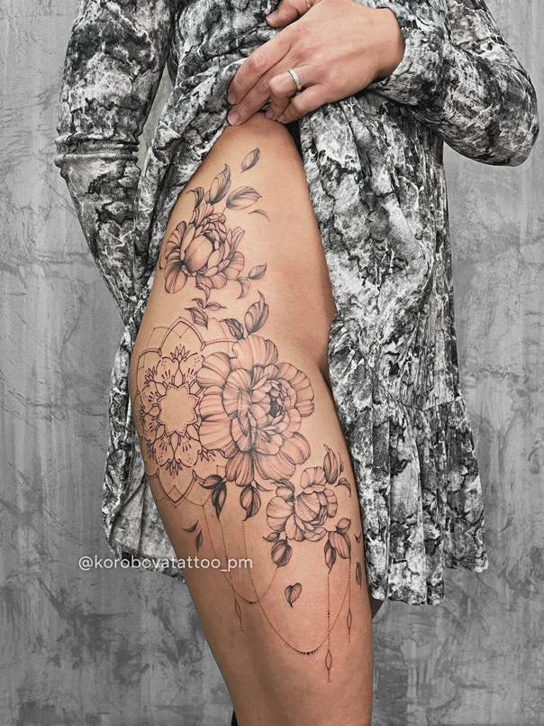 Файнлайн Flowers, Mandala tattoo на Бедро