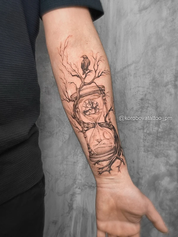 Чёрно-серая Hourglass, Bird tattoo на Предплечье