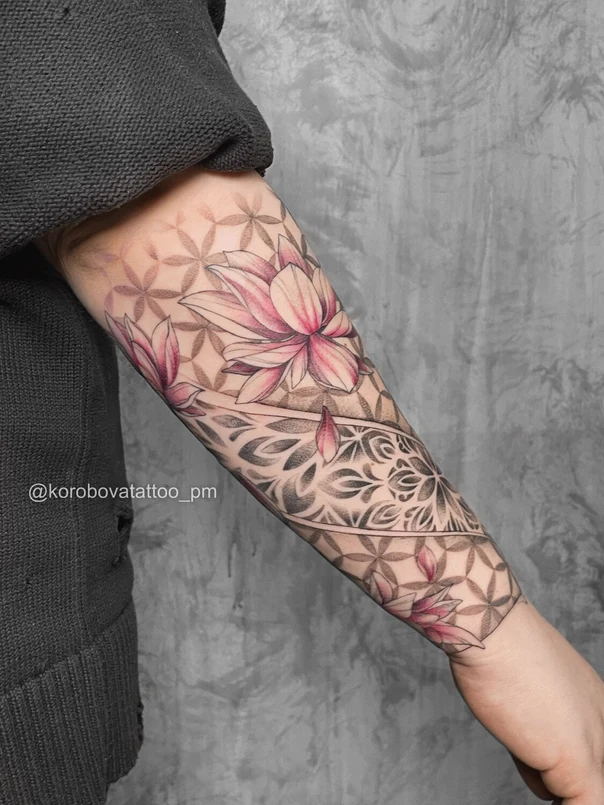 Ботаническая Lotus, Geometric tattoo на Предплечье