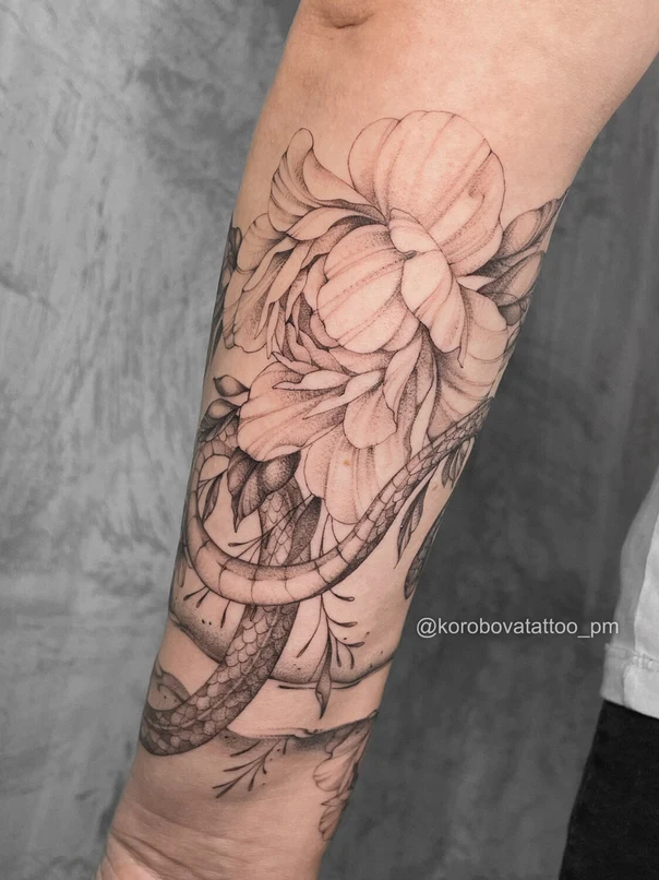 Файнлайн Flower, Snake tattoo на Предплечье