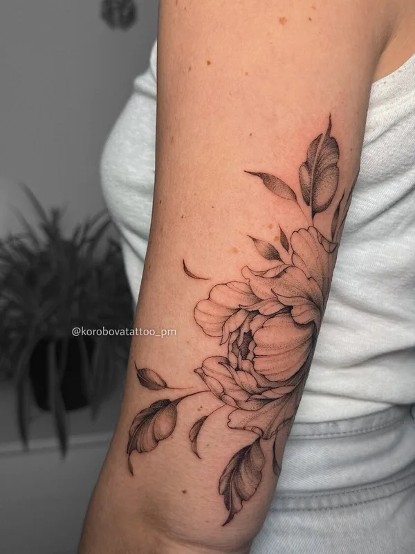 female black whipshading Tatuagem em arm #104564 | Tatuador Елена Коробова