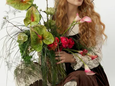 Polina Red Head : Tatouages botaniques délicats de Saint-Pétersbourg