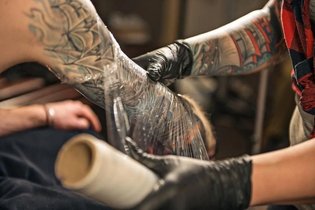 après la séance de tatouage après la séance de tatouage