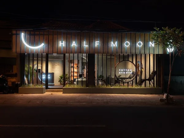 HALFMOON Tattoo Studio