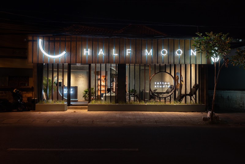 HALFMOON Tattoo Studio