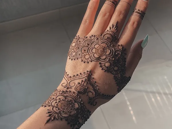 Henna Tattoo Dubai studio (HOME SERVICE ONLY)