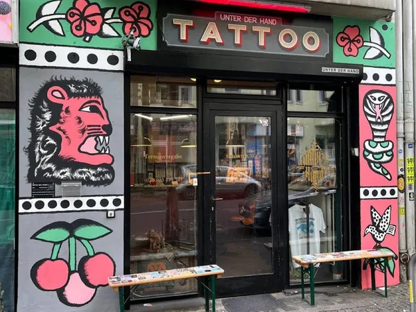 Unter der Hand TATTOO
