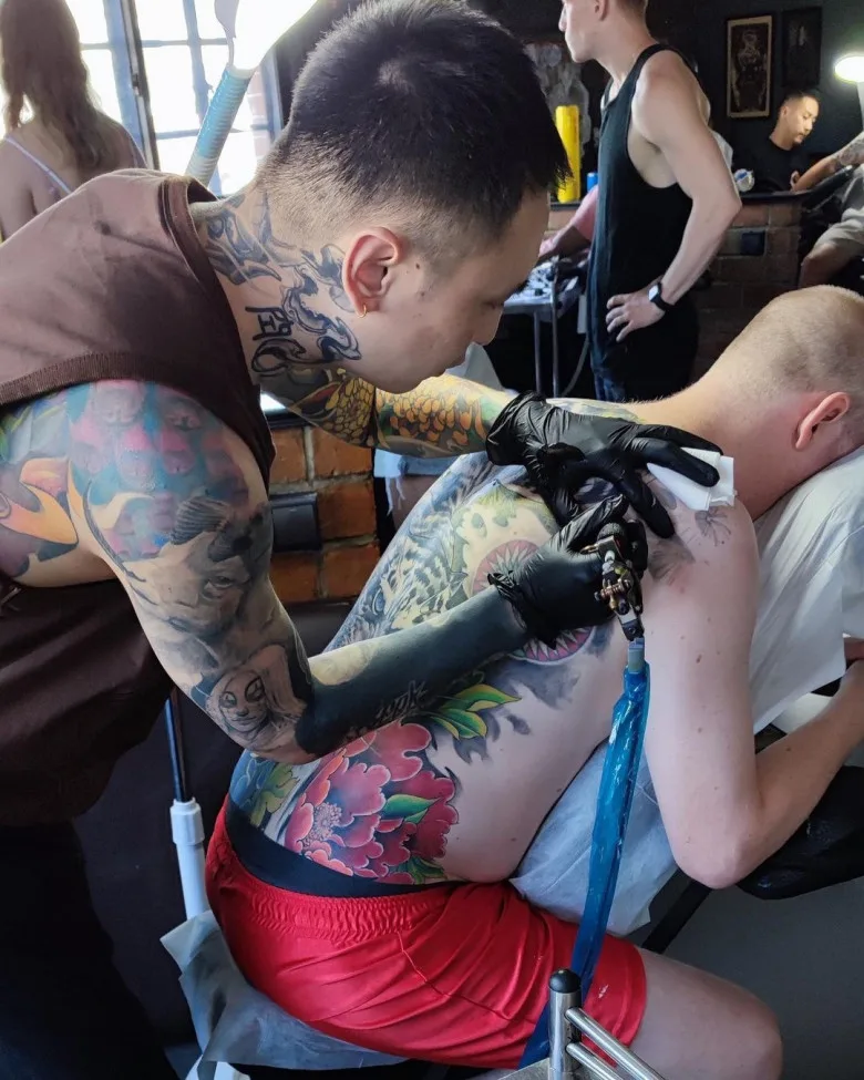 Artista dei tatuaggi Tala