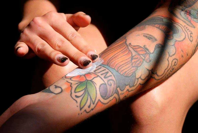 Soins appropri&eacute;s des tatouages : Le guide complet (2025)
