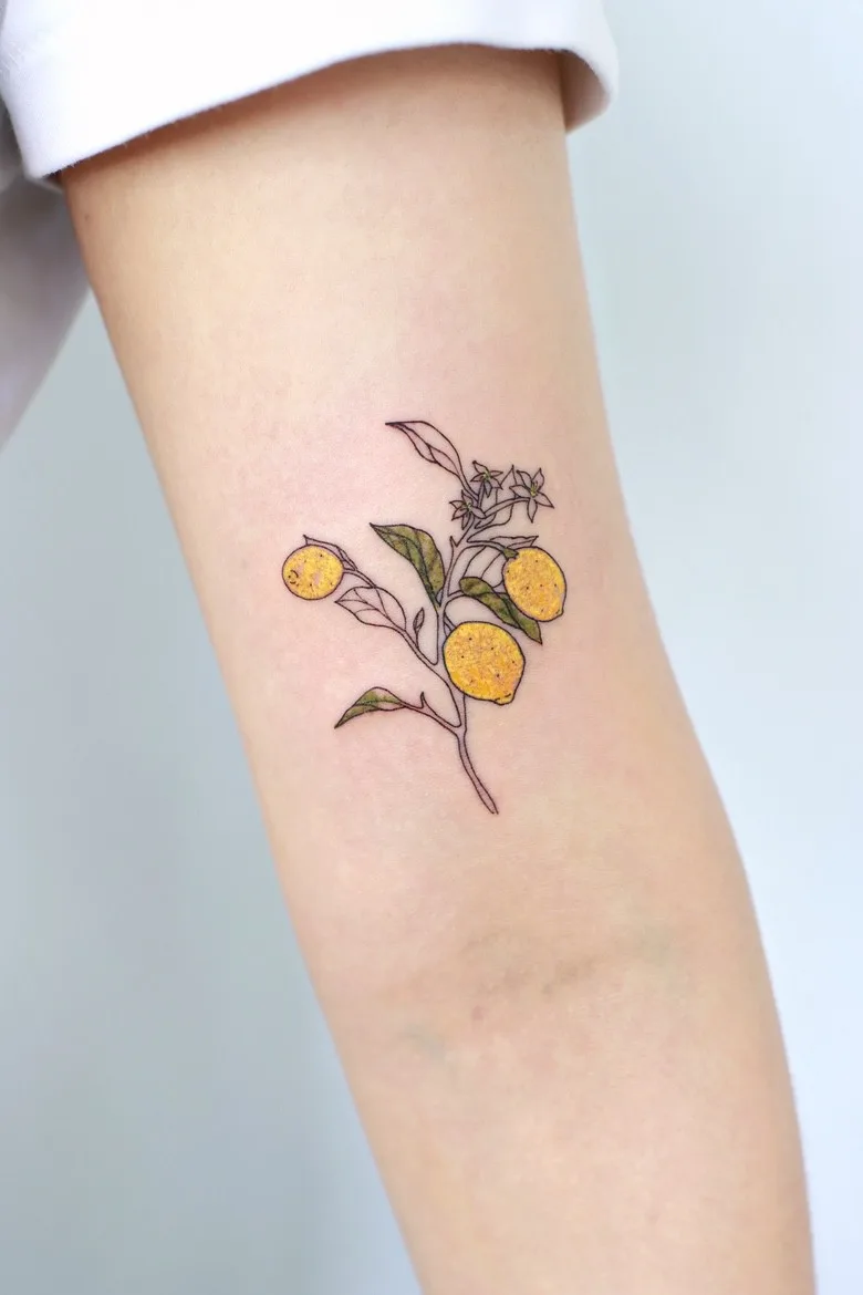 Joo Joo的花朵纹身
