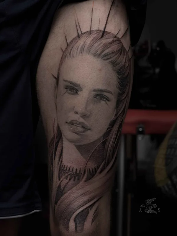 female black and grey realism 타투 부위 thigh #10108 | 타투이스트 Саша Сорса