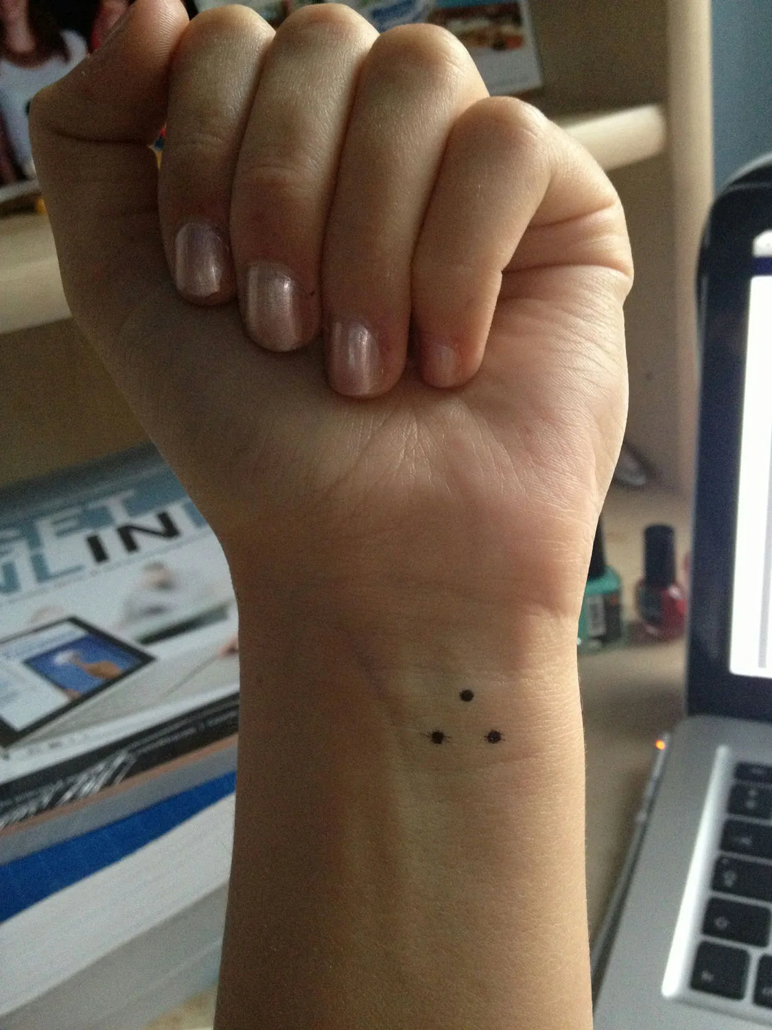 El significado del tatuaje de tres puntos en diferentes culturas: simbolismo, historia e interpretaciones modernas - image 2