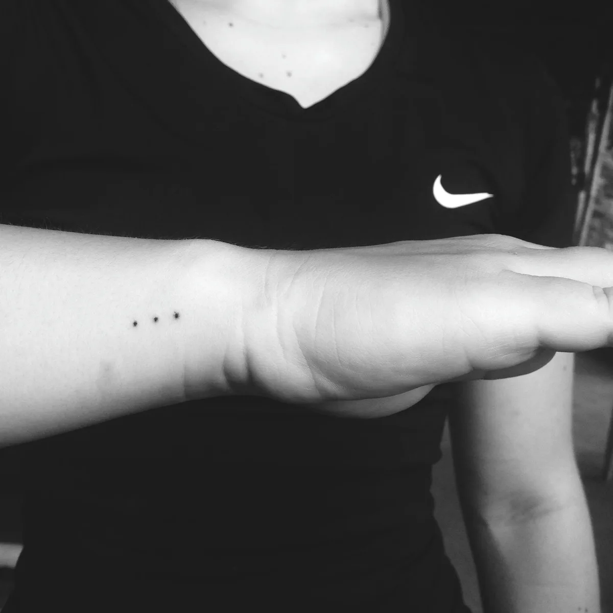 El significado del tatuaje de tres puntos en diferentes culturas: simbolismo, historia e interpretaciones modernas - image 4