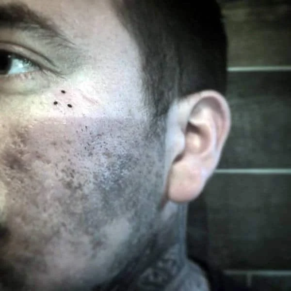 El significado del tatuaje de tres puntos en diferentes culturas: simbolismo, historia e interpretaciones modernas