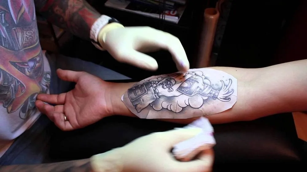 transferir un boceto de tatuaje sobre la piel