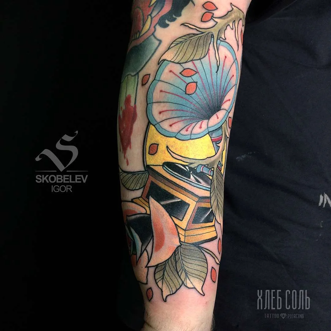 Artista di tatuaggi Igor Skobelev, scuola colorata nuova, tatuaggio neo tradizionale | Russia