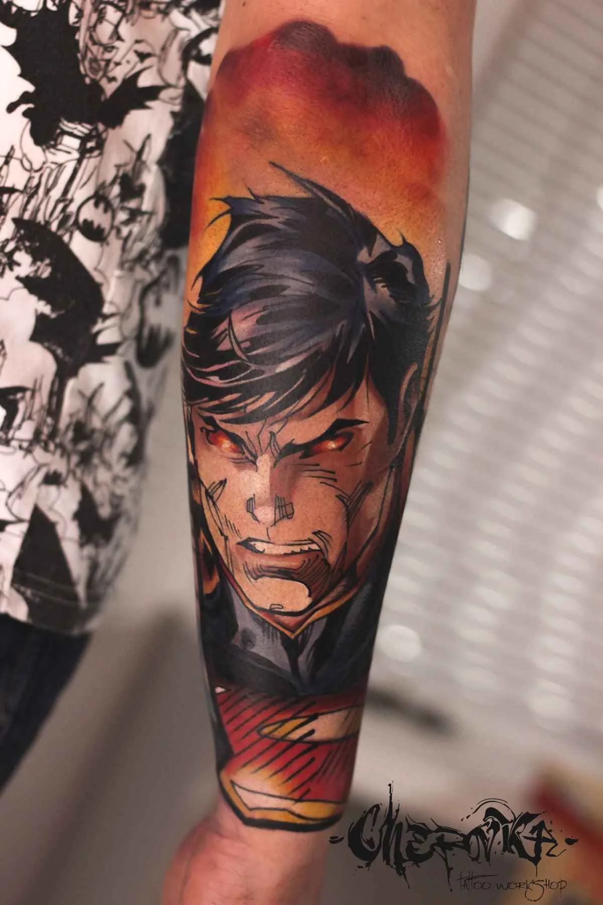 Tatuador Ilya Chernik nova tattoo na escola, realista
