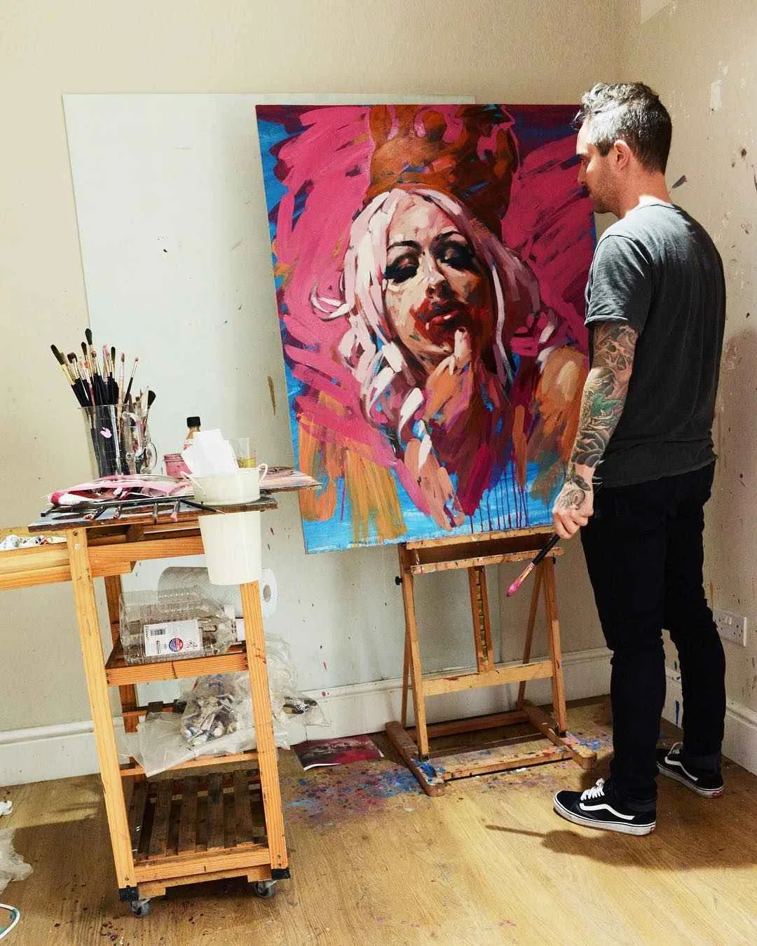 As pinturas do artista Chris Guest, imagens Neo Pin-Up com modelos tatuados | Reino Unido