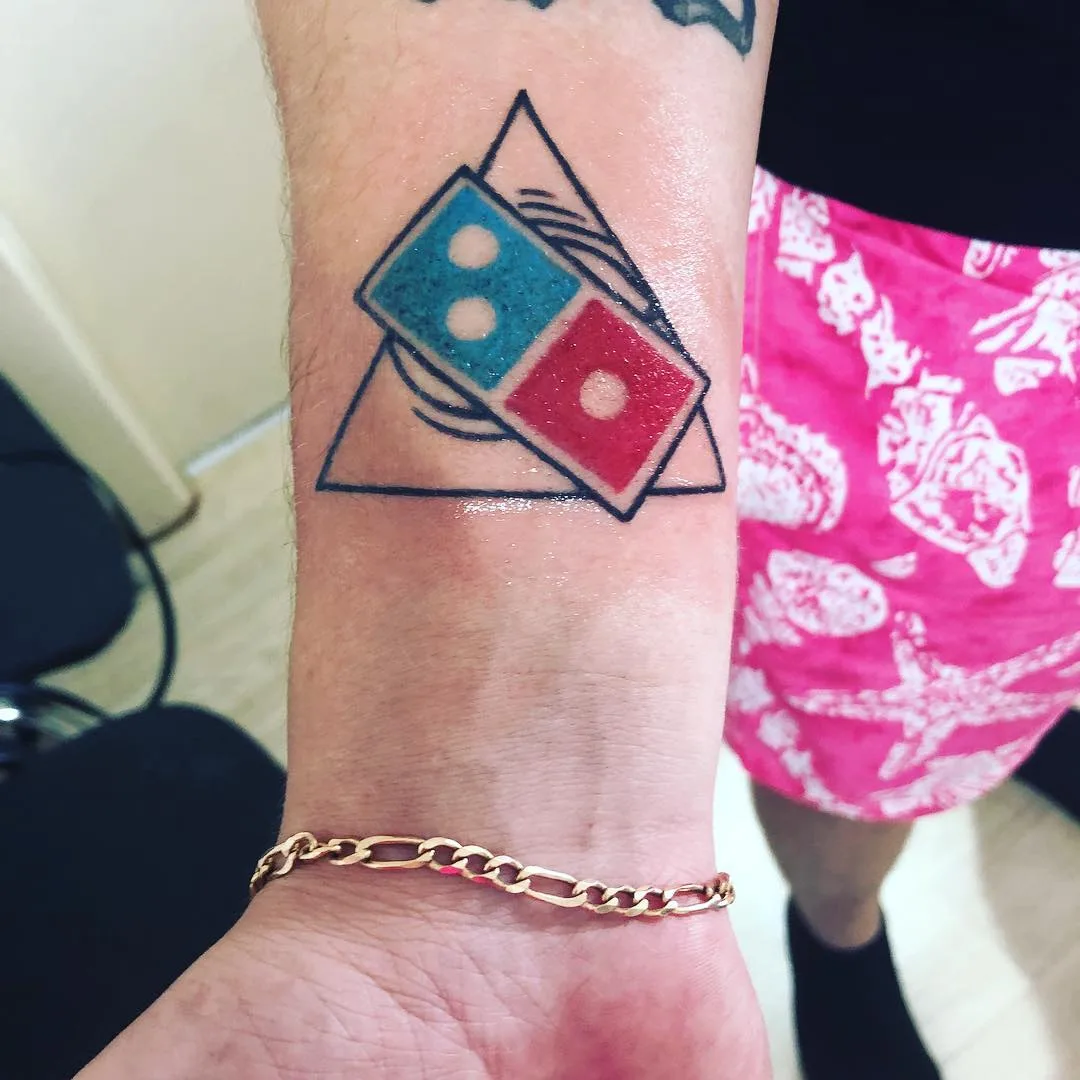 ежегодные 100 пицц в течение последующих 100 лет за татуировку от Domino’s Pizza