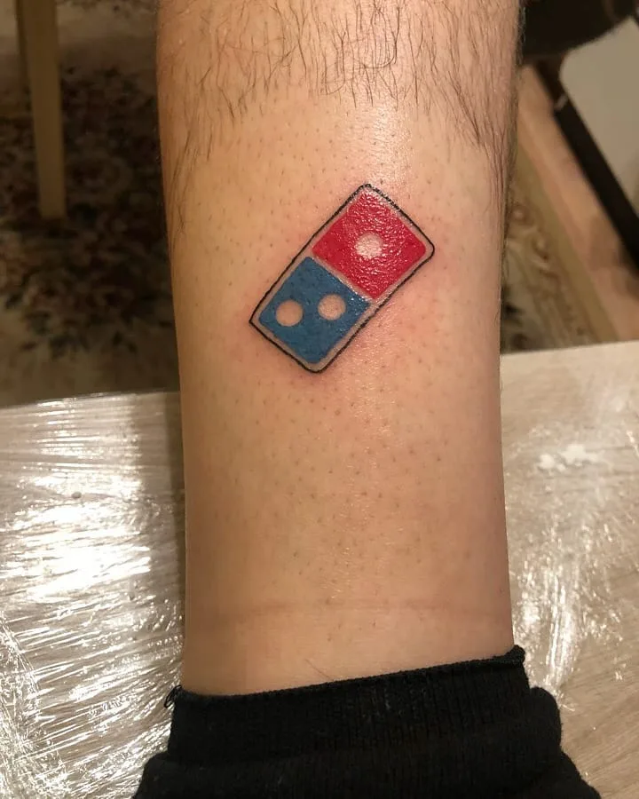 ежегодные 100 пицц в течение последующих 100 лет за татуировку от Domino’s Pizza