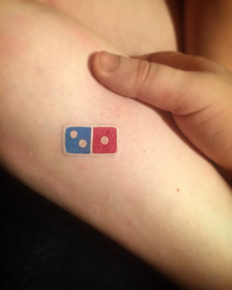 ежегодные 100 пицц в течение последующих 100 лет за татуировку от Domino’s Pizza