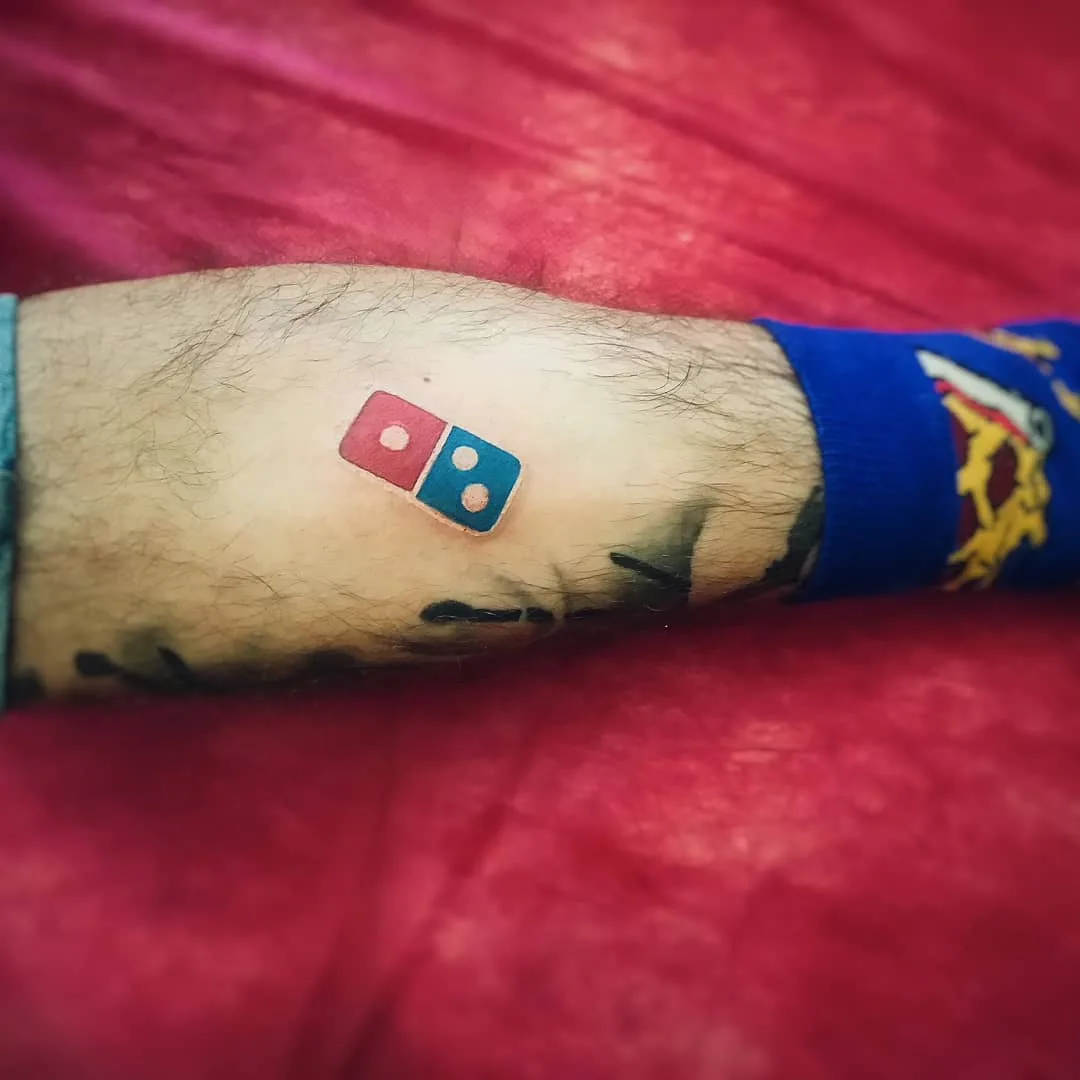 ежегодные 100 пицц в течение последующих 100 лет за татуировку от Domino’s Pizza