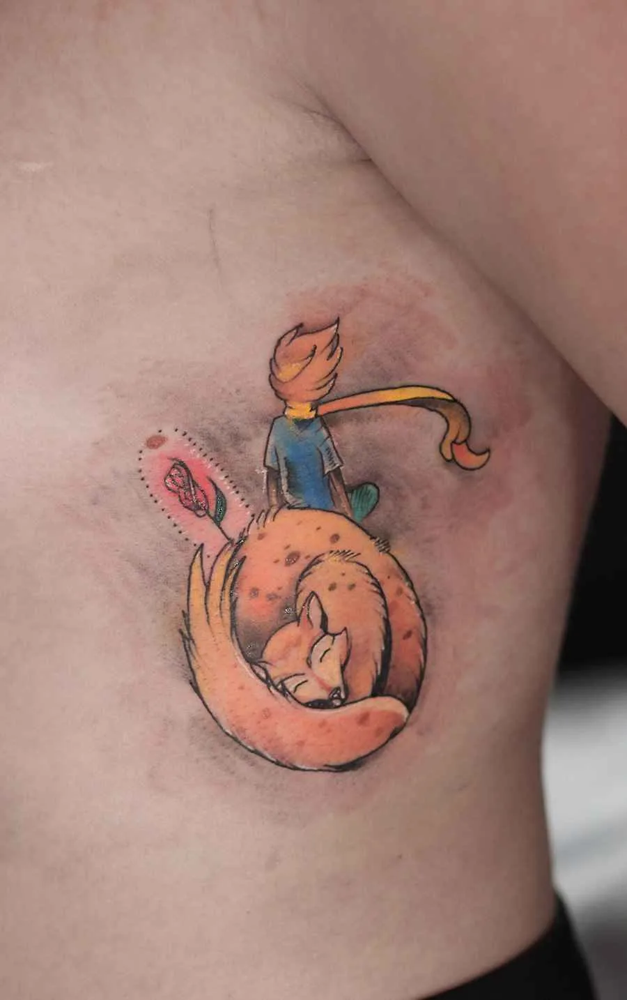 Tatuador Ilya Chernik nova tattoo na escola, realista