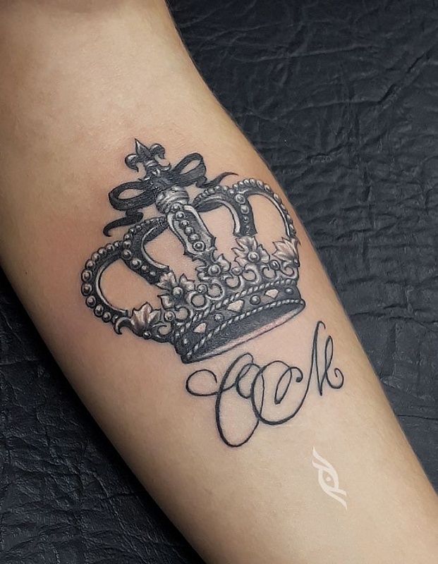 Значение татуировки с короной на разных частях тела