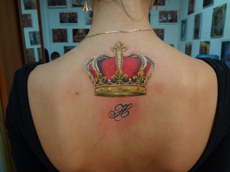 Татуировка корона с инициалами