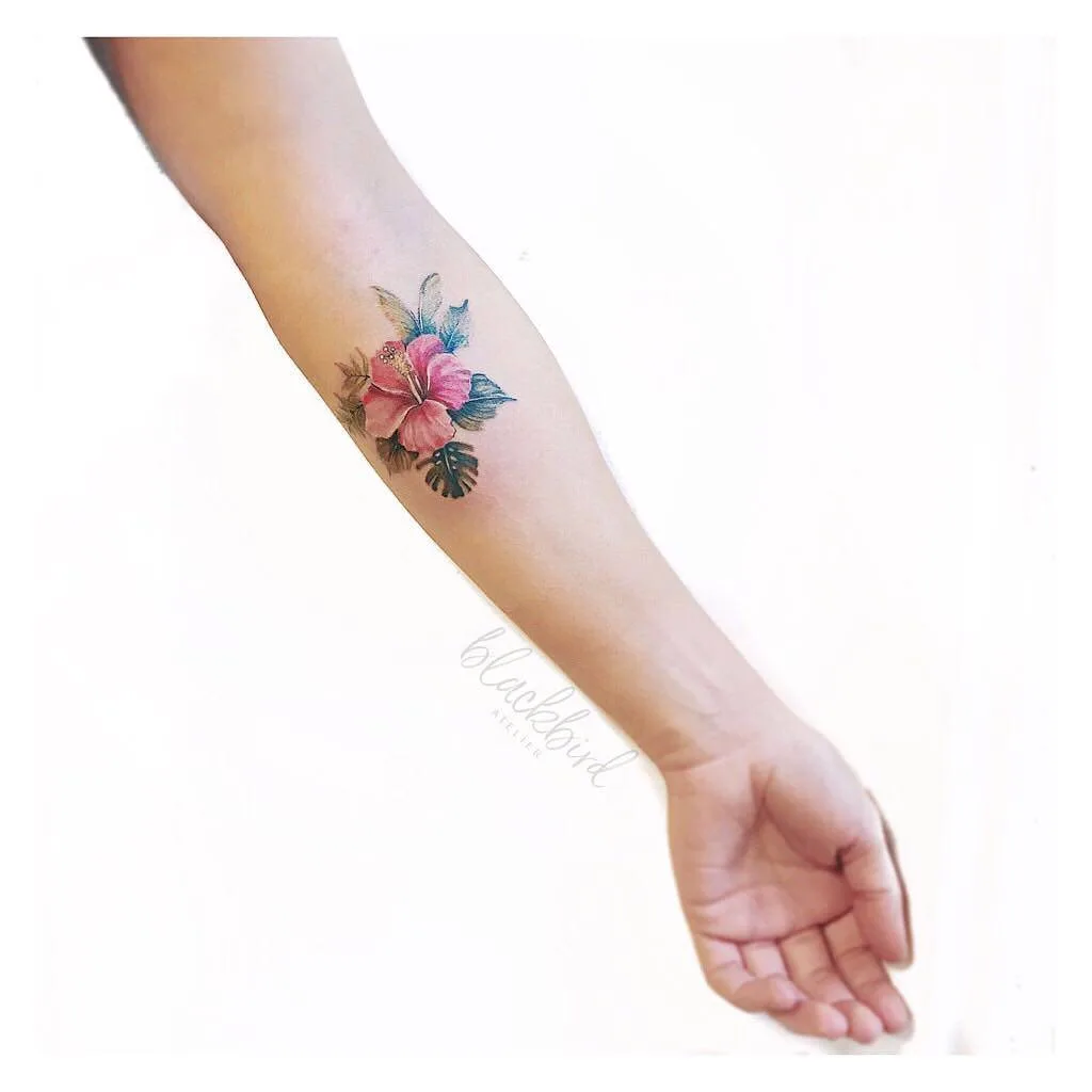 Artista del tatuaggio Luiza Oliveira, tatuaggio colorato piccolo di fiori