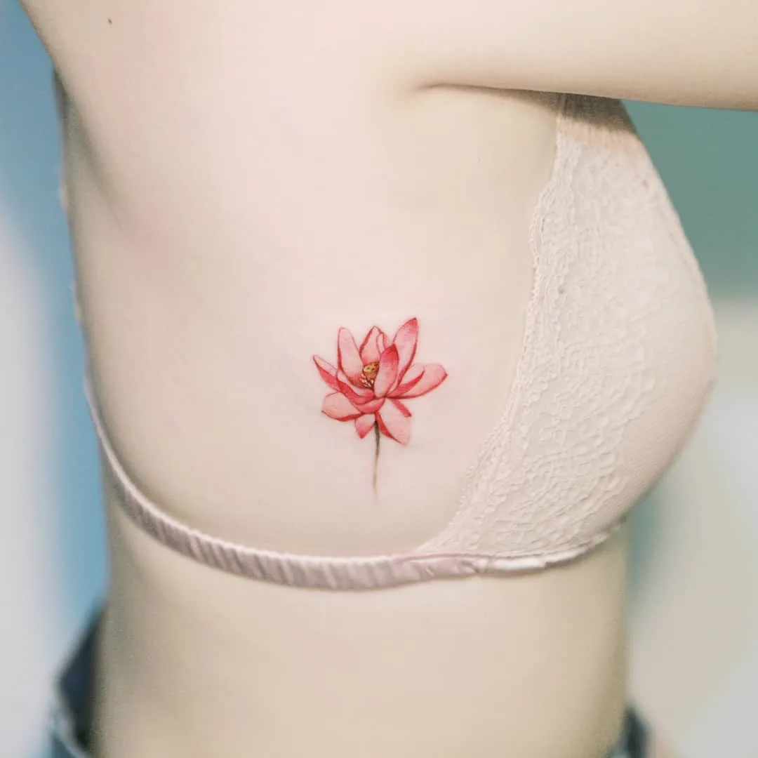 Artista del tatuaggio 시온, tatuaggio colorato piccolo e minimalista di fiori carino