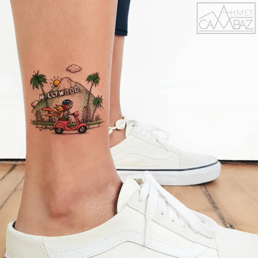 Artista del tatuaggio Ahmet Cambaz, tatuaggio colorato piccolo e illustrativo