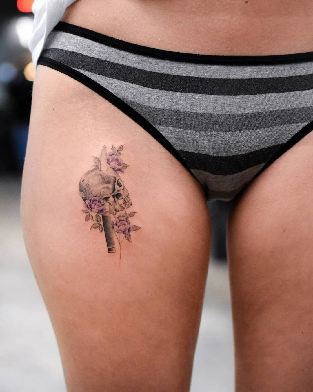 Artista del tatuaggio Bryan Gutierrez, tatuaggio colorato piccolo, scheletro e fiori