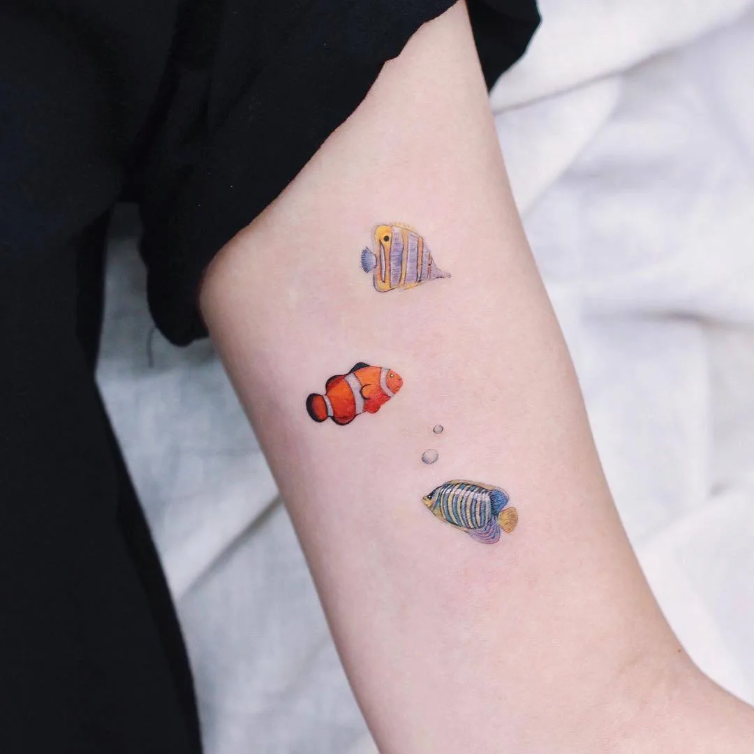 Artista del tatuaggio Heemee, tatuaggio colorato piccolo, pesce minimalismo | Corea