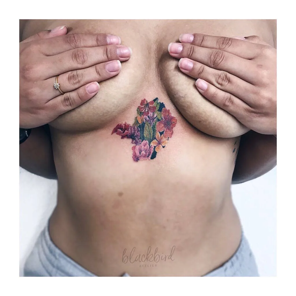 Artista del tatuaggio Luiza Oliveira, tatuaggio colorato piccolo di fiori