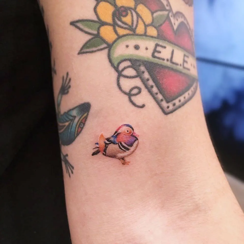 Artista del tatuaggio Yammy, tatuaggio colorato piccolo e minimalista