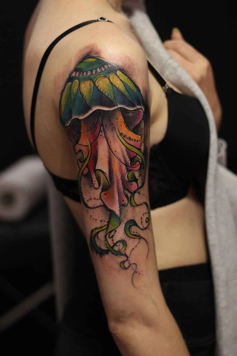 Tatuador Ilya Chernik nova tattoo na escola, realista
